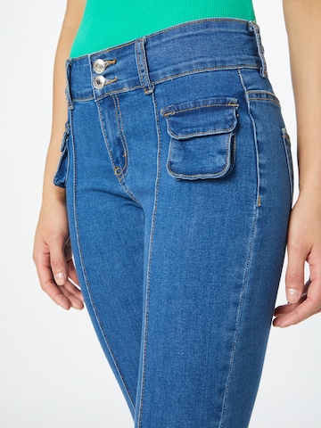 Edikted Flared Jeans in Blau