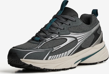 Bershka Trampki niskie w kolorze szary: przód