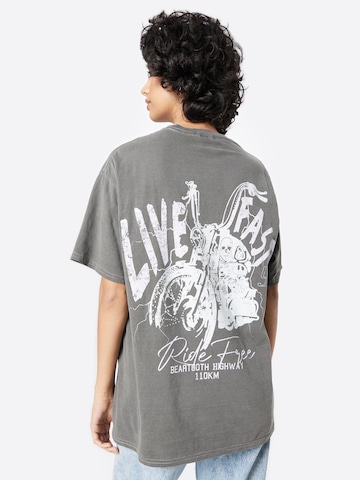 Nasty Gal Plus T-Shirt 'Live Fast' in Grau