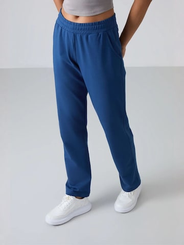 Tommy Life Sportbroek in Blauw: voorkant