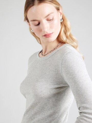 GAP Футболка в Серый