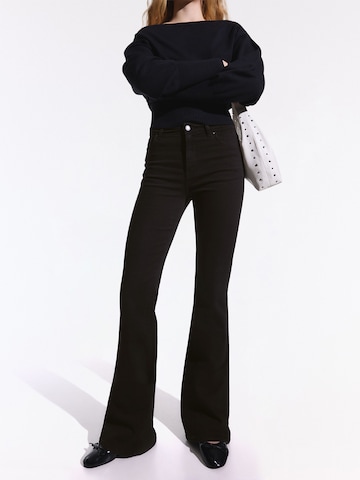 Bershka Levenevä Farkut värissä musta: etupuoli