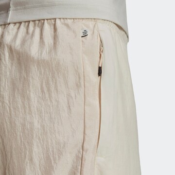 Tapered Pantaloni 'Reveal Material Mix' di ADIDAS ORIGINALS in bianco