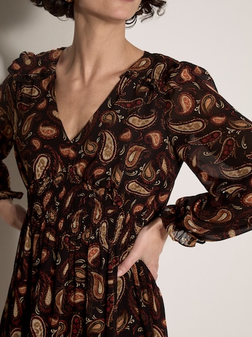 Apricot Kleid in Schwarz