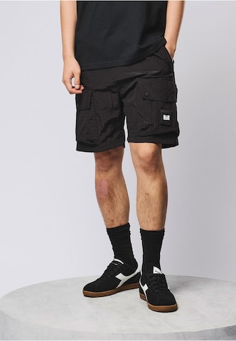 Weekend Offender Regular Shorts in Schwarz: Vorderseite