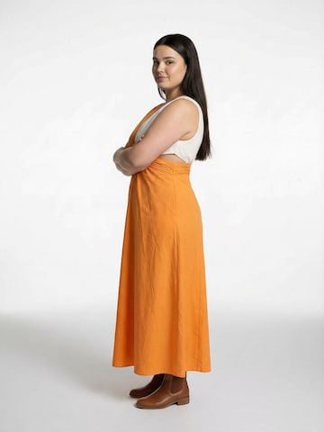 Shop Karey - Vestido de gala 'Sunset Breeze' en naranja