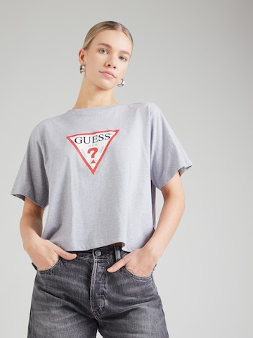 GUESS JEANS Тениска 'ICONIC' в сиво: отпред