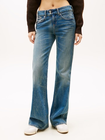 Tommy Jeans - Bootcut Vaquero 'SIA' en azul: frente