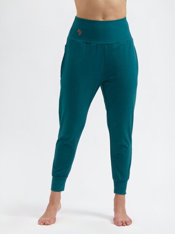 Urban Goddess Yoga & Activewear Tapered Workout Pants 'Bhumi' in Green: front