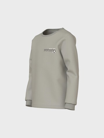 NAME IT - Camiseta 'TREFOR' en gris