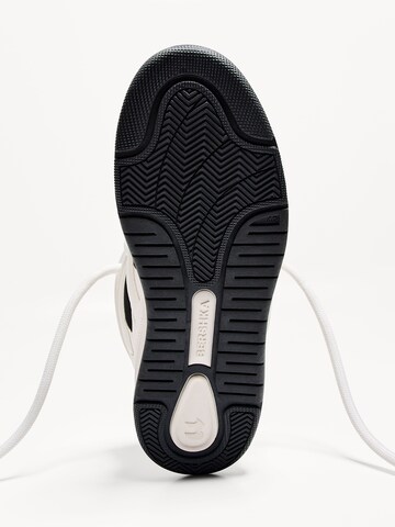 Baskets basses Bershka en blanc