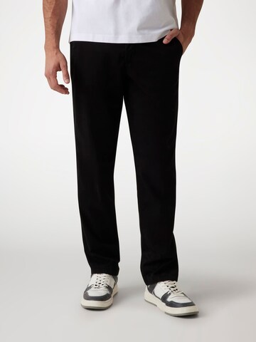 GUESS Regular Pants in Black: front
