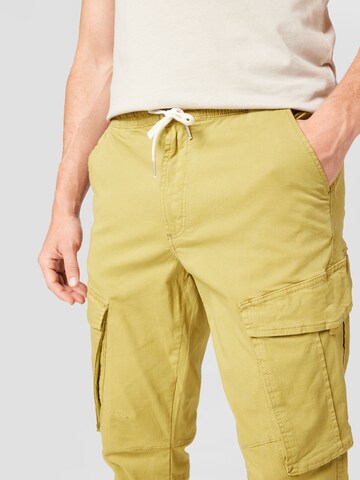 Tapered Pantaloni cu buzunare 'Callen' de la Redefined Rebel pe verde