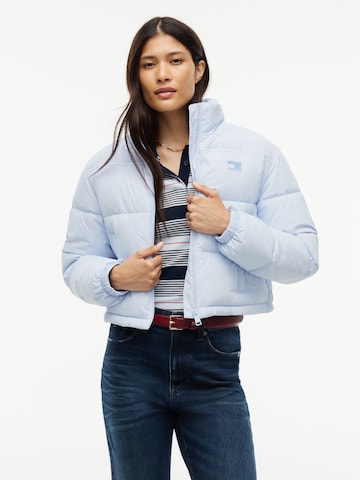 Tommy Jeans Přechodná bunda 'ESS' – modrá: přední strana