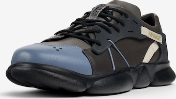 Baskets basses CAMPER en marron : devant