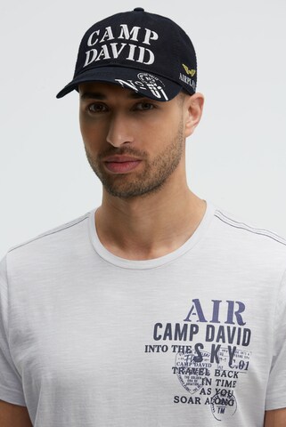 CAMP DAVID Base Cap Stone Washed mit Logo-Stickerei und Prints in Blau: Vorderseite
