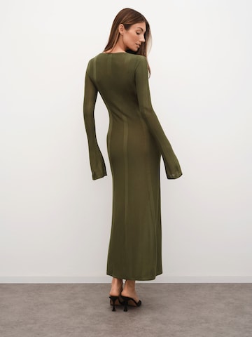 RÆRE by Lorena Rae Kootud kleit 'Louna', värv roheline: eest vaates