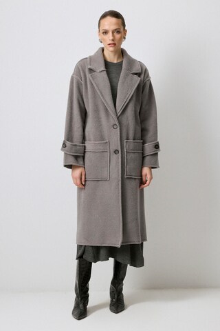 Touche Prive Winter coat in Grey: front