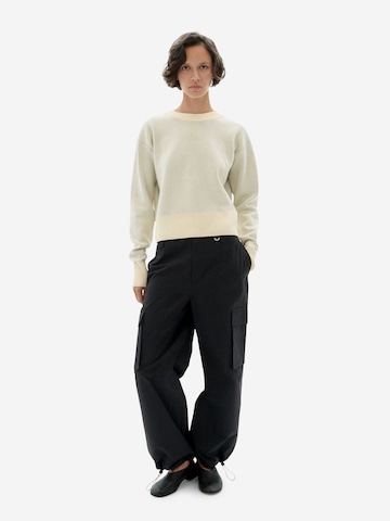 Pulover 'Flower Rope' de la Thinking MU pe alb