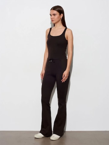 Dilvin Flared Pants in Black