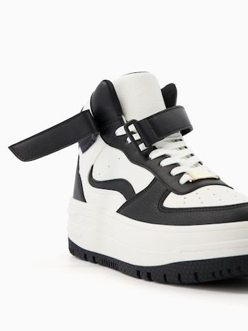 Bershka Sneakers high i svart