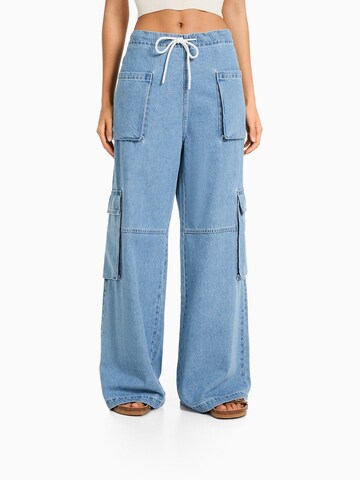 Bershka Wide leg Cargo jeans in Blue: front