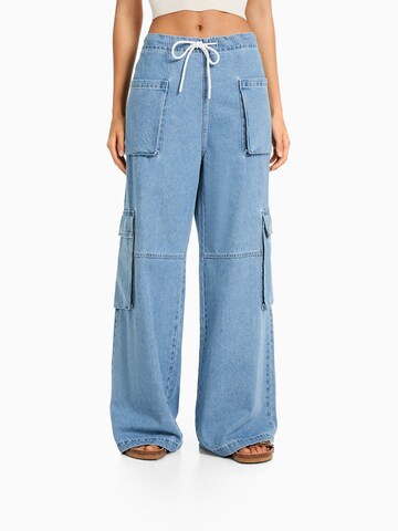 Bershka Wide leg Cargo Jeans in Blue: front