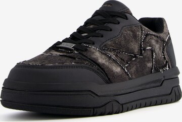 Bershka Sneakers laag in Zwart: voorkant