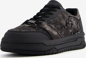 Sneaker bassa di Bershka in nero: frontale