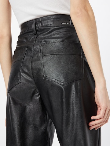 Tapered Pantaloni con pieghe 'Silvia' di Gang in nero