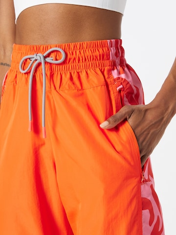 Tapered Pantaloni sportivi di ADIDAS BY STELLA MCCARTNEY in arancione