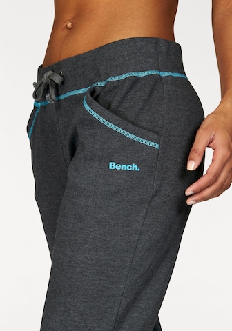 BENCH Slimfit Hose in Grau