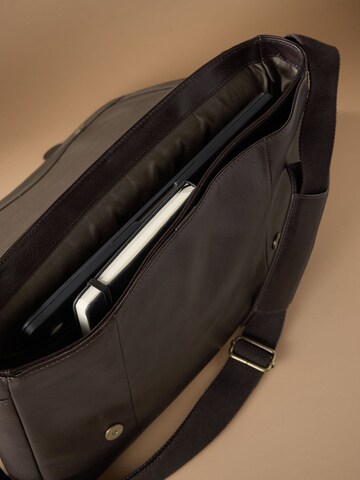 Next Lähettilaukku värissä ruskea