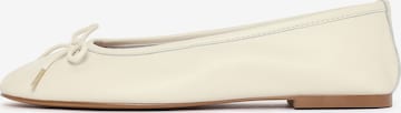 Derimod Ballet Flats in White: front