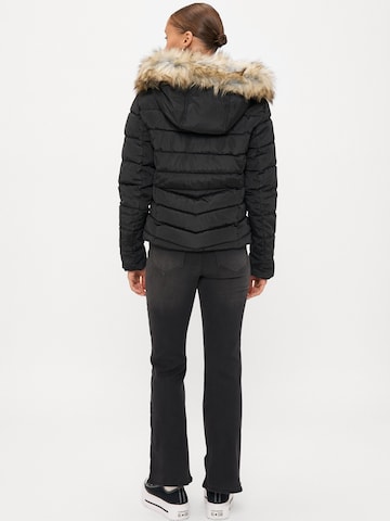 Only Petite Winter jacket 'ONLNEWELLAN' in Black