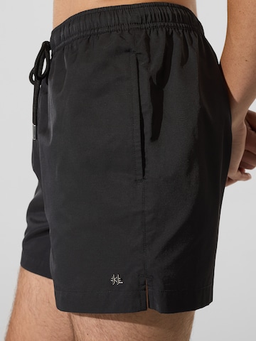 Maillot de bain ' Boardshorts mit Monogramm-Pin ' Karl Lagerfeld en noir