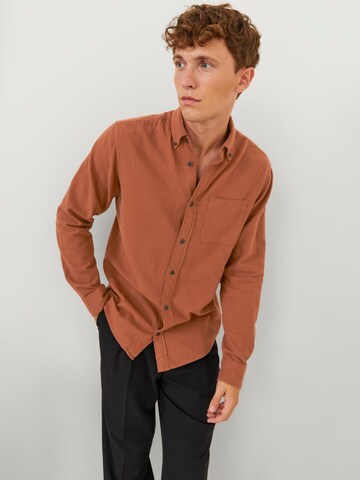 Coupe regular Chemise 'BROOK' JACK & JONES en marron