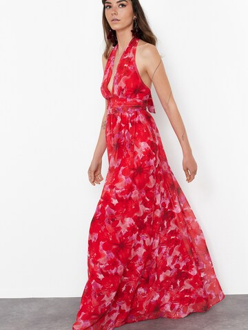 Rochie de seară de la Trendyol pe roșu