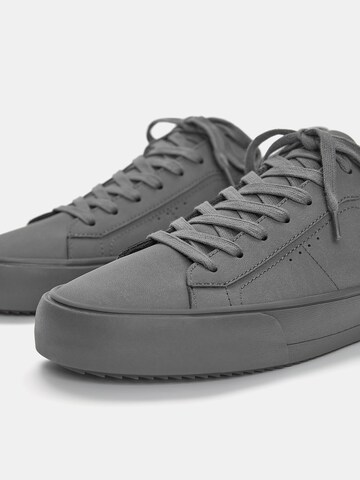 Pull&Bear Sneaker in Grau