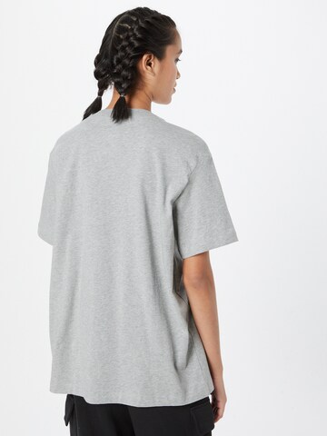 Nike Sportswear - Camisa 'Essential' em cinzento