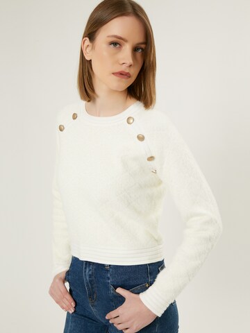 Influencer Sweater in White: front