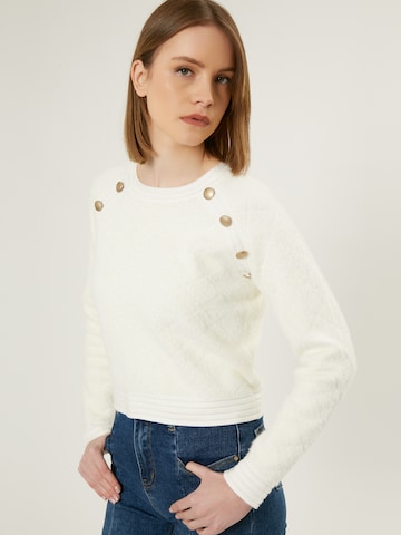 Influencer Sweater in White: front