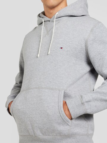 TOMMY HILFIGER Sweatshirt 'ESSENTIAL' in Grijs