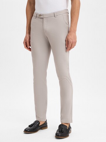 Pantalon chino ' ' bugatti en beige : devant