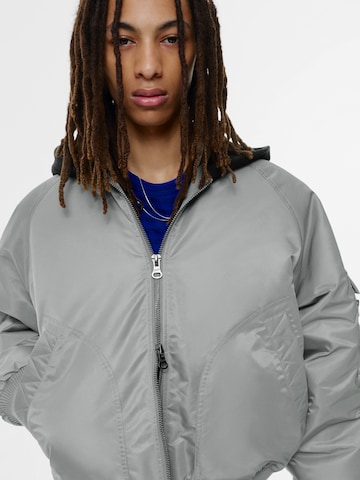 Pull&Bear Kurtka przejściowa w kolorze szary