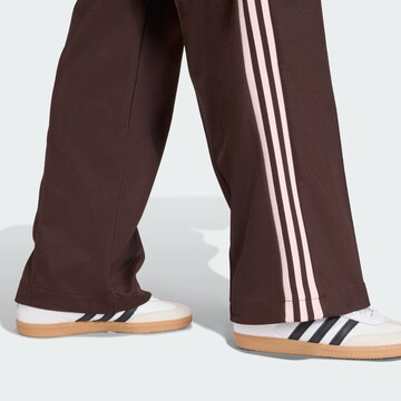 ADIDAS ORIGINALS - regular Pantalón 'Classic' en marrón