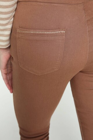 Cassis Slimfit Jeans in Braun