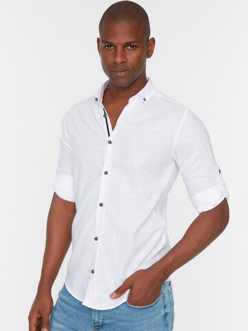 Coupe regular Chemise Trendyol en blanc : devant