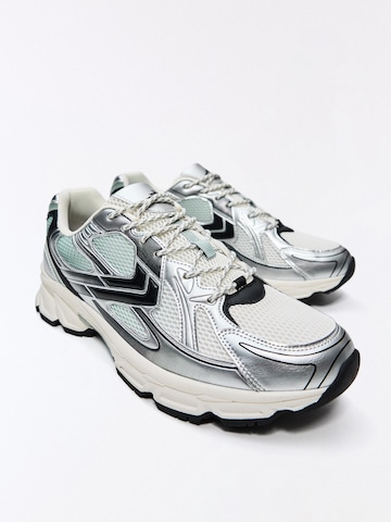 Bershka Sneakersy niskie w kolorze biały