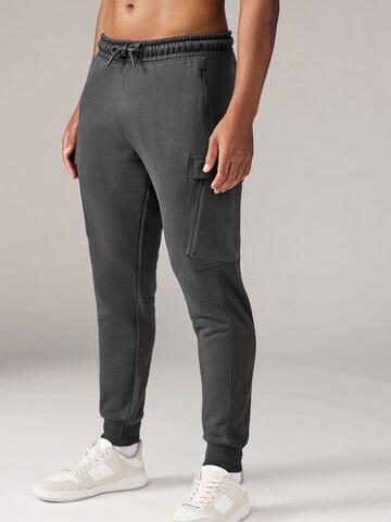 Next Tapered Gargohousut 'Utility' värissä harmaa
